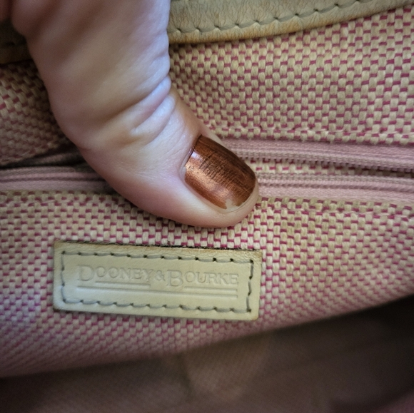 Dooney and Bourke vintage Ivory pebbled medium hobo shoulder bag. - Picture 9 of 16